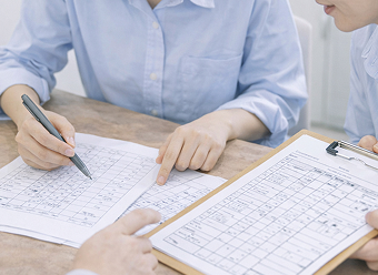 作業内容を確認している様子